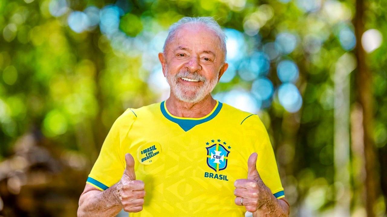 Presidente Lula (PT) posa para foto com camisa da seleção brasileira na Granja do Torto, em Brasília | Divulgação/Ricardo Stuckert/PR