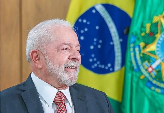 Lula próximo à bandeira do Brasil (Ricardo Stuckert)