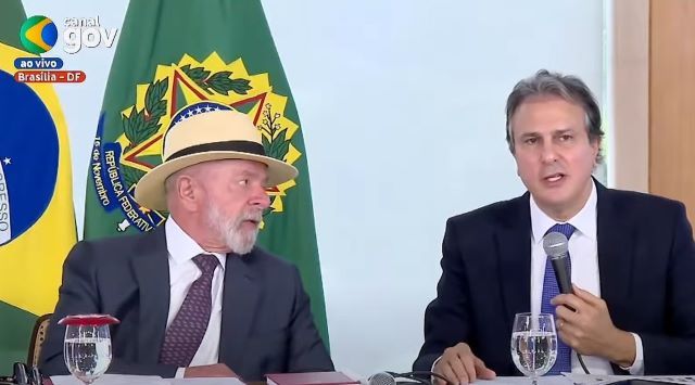 Após sanção de Lula, proibição de celular nas escolas deve começar a valer no retorno das férias 