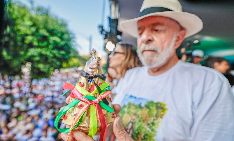 Lula ganha imagem de padroeira do Pará durante Círio de Nazaré