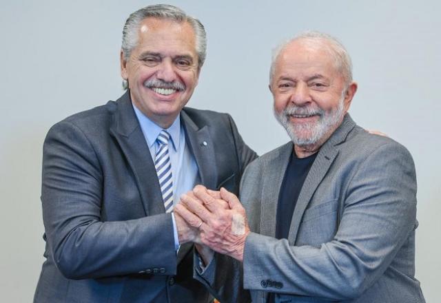 Lula segura bandeira do Brasil em manifestação na Avenida Paulista (Ricardo Stuckert)