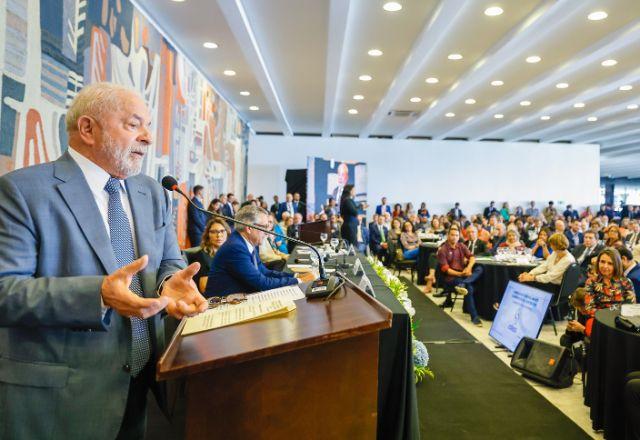 Lula volta a atacar taxa de juros no Brasil