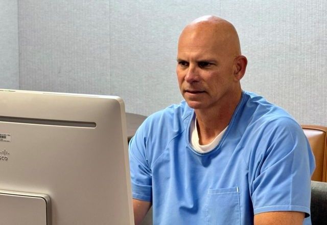 Lyle Menendez participa por videoconferência da audiência de liberdade condicional em San Diego, Califórnia, nos EUA | 22/08/2025/Departamento de Correção e Reabilitação da Califórnia/Handout via Reuters