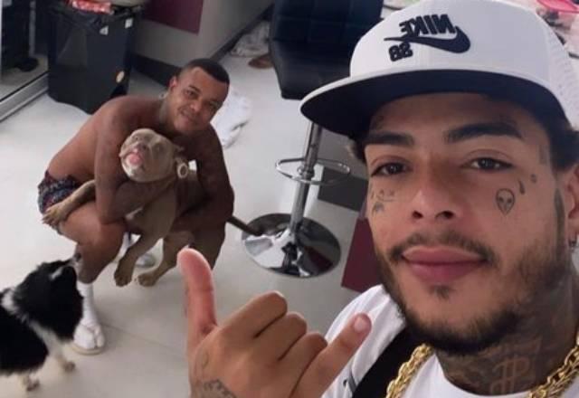 MC Kevin em casa com familiares e cachorros