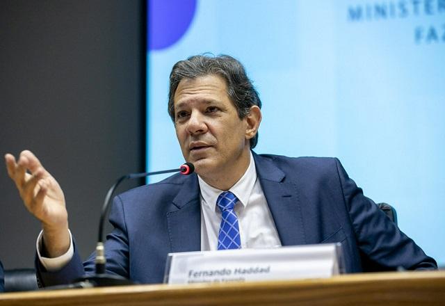 Fernando Haddad gesticula enquanto fala ao microfone (Washington Costa/MF)