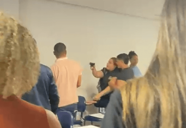 Momento em que a estudante saca a arma / Reprodução