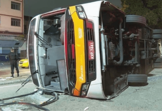 Ônibus tomba no Rio 