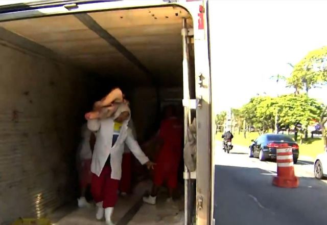 Caminhão tomba na Marginal Tietê e CET vai anular multas de rodízio