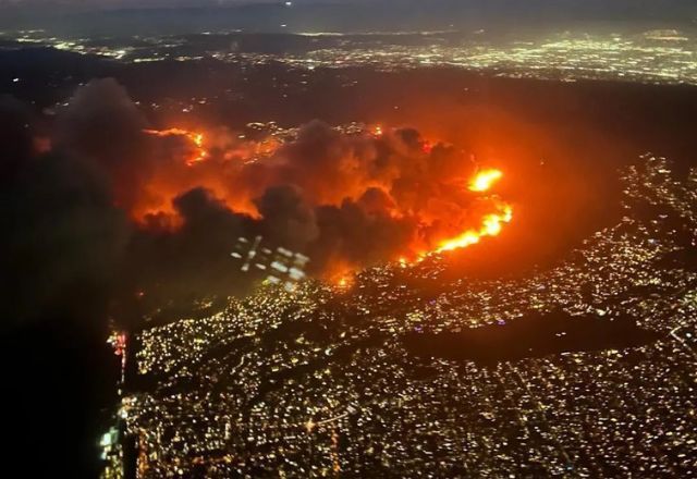 Incêndios florestais em Los Angeles deixam ao menos 5 mortos e 100 mil sob ordem de retirada