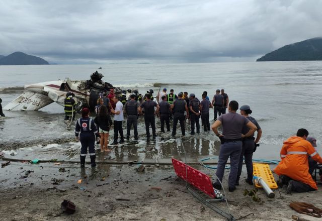 Veja momento em que criança é resgatada de avião que explodiu após atravessar pista em Ubatuba