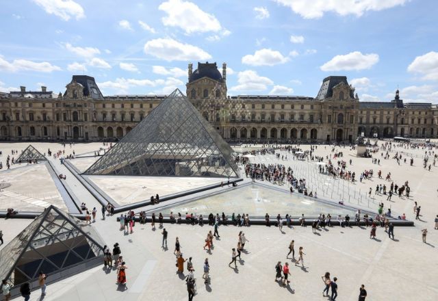 Turismo em massa: Louvre fecha após funcionários entrarem em greve por invasão de turistas