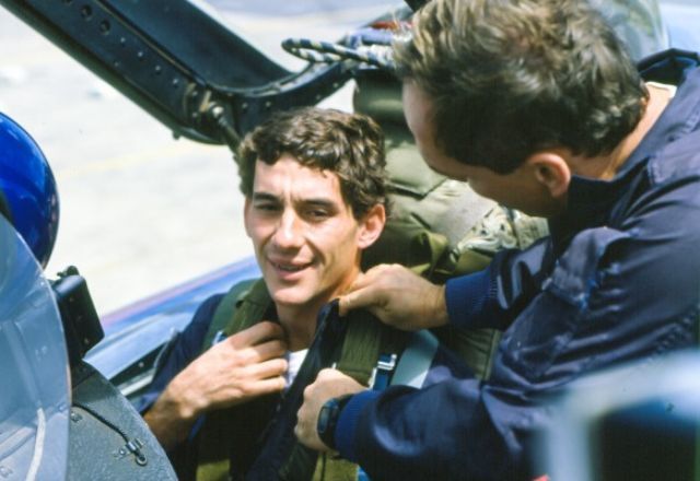 Ayrton Senna durante voo em caça supersônico da FAB | Reprodução/FAB