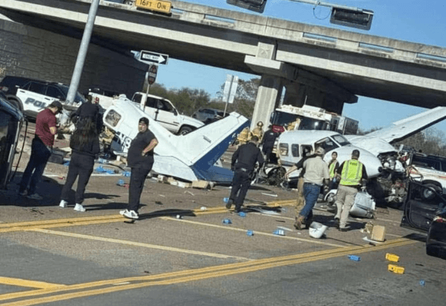 Avião bimotor parte ao meio após pouso de emergência em rodovia dos EUA
