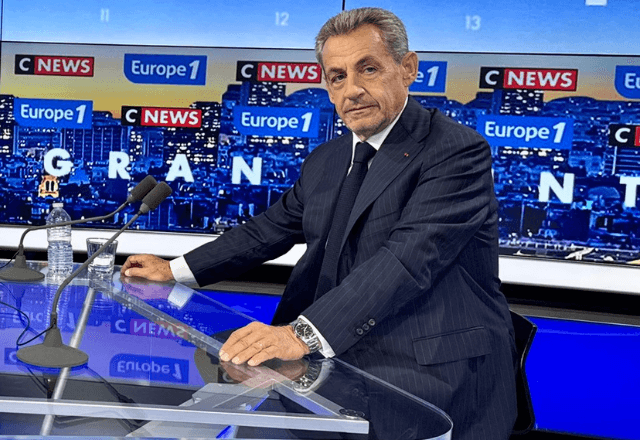 Sarkozy tem condenação mantida na França e usará tornozeleira eletrônica