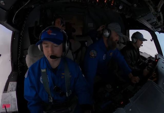 Vídeo: Equipe dos EUA voa para o olho do furacão Milton e imagens impressionam