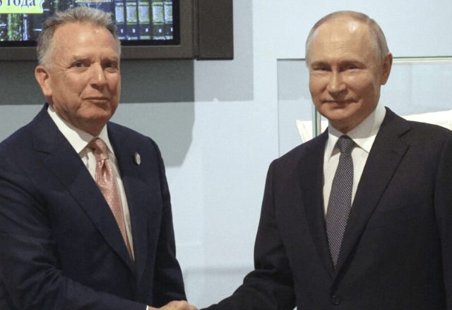 Enviado dos EUA, Steve Witkoff, e o presidente Putin, antes de reunião nesta sexta (11) | AP