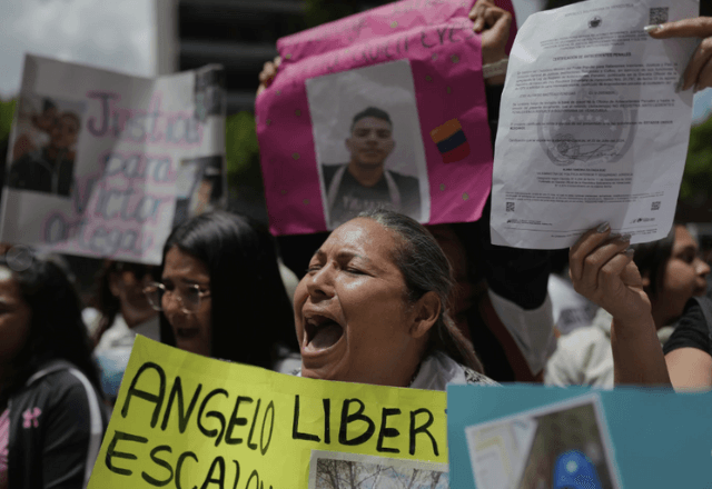 Juiz proíbe Trump de deportar venezuelanos sob alegação de lei de guerra do século 18 Juiz proíbe Trump de deportar venezuelanos sob alegação de lei de guerra do século 18