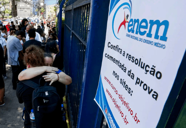Pessoas na porta de um local de realização do Enem | Paulo Pinto/Agência Brasil
