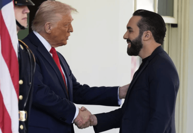 Trump cumprimenta o presidente de El Salvador, Nayib Bukele | AP/Alex Brandon