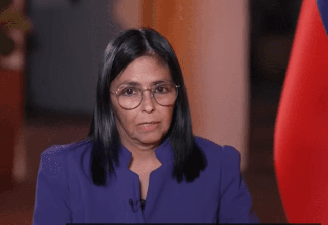 Delcy Rodríguez durante entrevista à emissora norte-americana