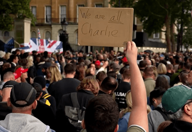 Homem ergue cartaz em que se lê "We are all Charlie" ("Somos todos Charlie"), em referência ao ativista e influenciador trumpista de extrema direita Charlie Kirk | Foto: Reuters - 12.09.2025