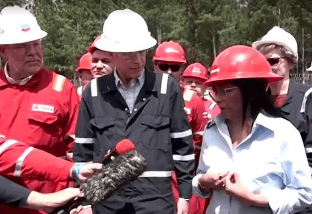 Delcy ao lado do secretário de Energia dos EUA | Reprodução/Reuters