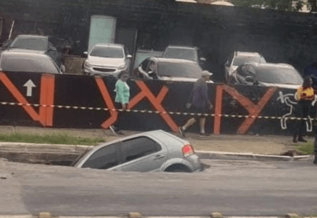 Carro em buraco na zona leste de SP | Reprodução