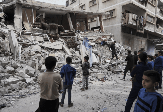 Palestinos olham prédio atingido por Israel | Jehad Alshrafi/AP                 