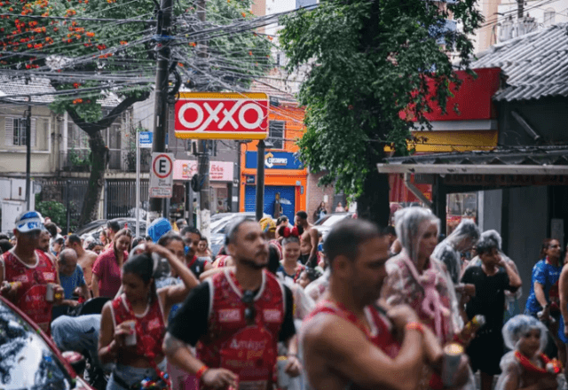Varejo tradicional concorre com ambulantes no Carnaval e entra em 'modo Oxxo'