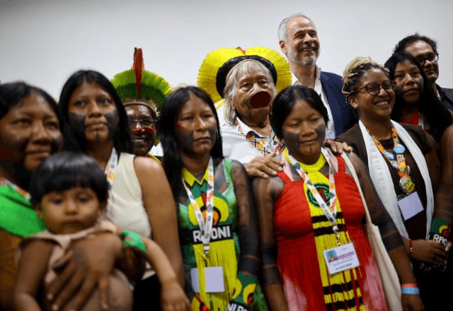 Presidente da COP 30, André Corrêa do Lago se reune com o cacique Raoni Metuktire na COP30 | Ueslei Marcelino/COP30