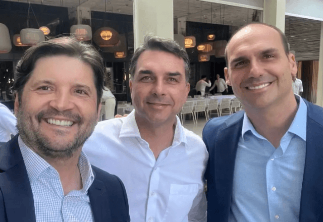 Bolsonaro diz que seu nome para o Senado era Mello Araújo e se irrita com André do Prado