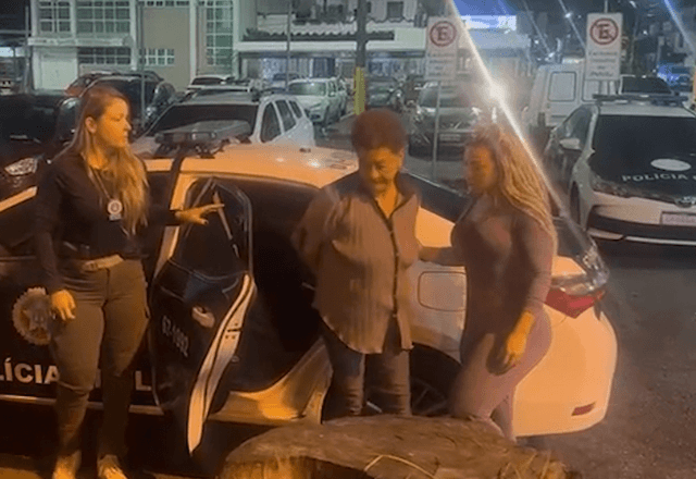 Idosa sendo presa pela polícia | Reprodução/Polícia Civil do Rio de Janeiro
