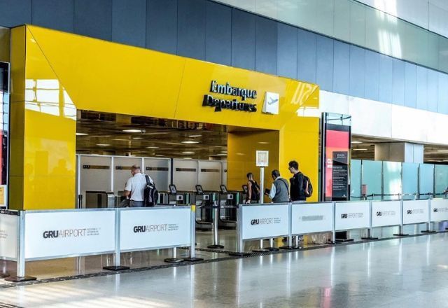 Crianças invadem área próxima à pista de decolagem do Aeroporto de Guarulhos | Foto: Reprodução/Instagram