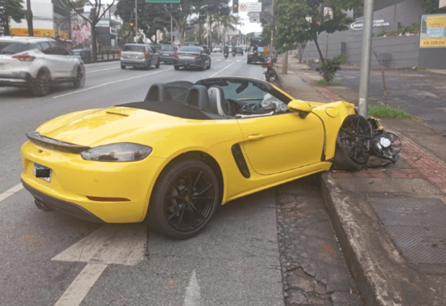 Motorista bate Porsche em poste | Reprodução/redes sociais