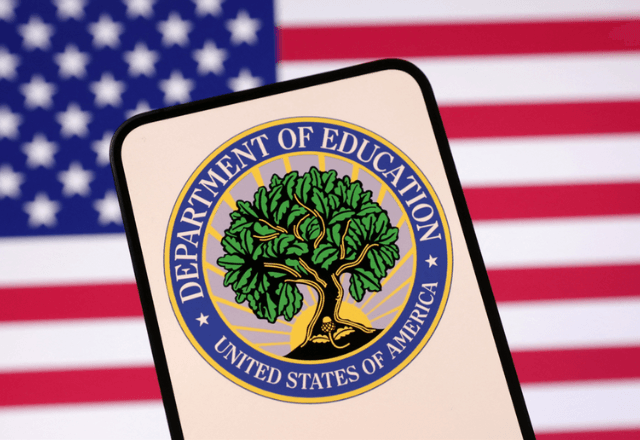Logotipo do Departamento de Educação e a bandeira dos EUA | Reuters/Dado Ruvic/Foto ilustrativa