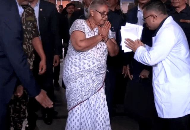 Primeira-ministra interina do Nepal visita manifestantes feridos | Reprodução/Reuters