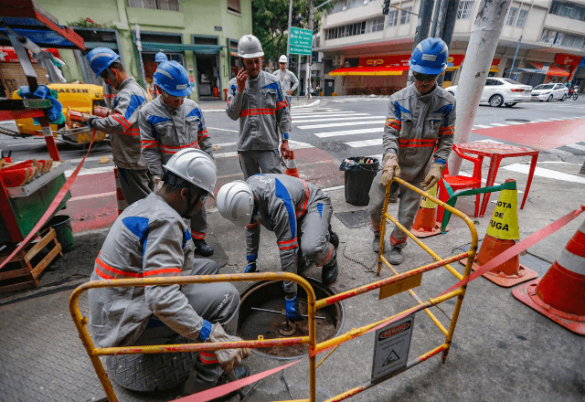 Técnicos da Enel fazem manutenção da rede elétrica em Santa Cecília, bairro na região central de São Paulo | Foto: Paulo Pinto/Agência Brasil - 18.03.2024