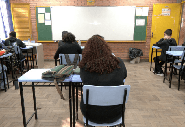 Estudantes em escola em Porto Alegre | SBT RS