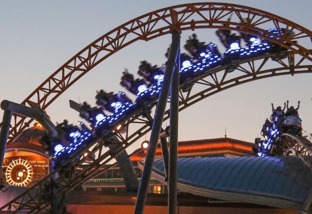 Iluminação dos trens da Stardust Racers vistos no crepúsculo | Foto: Wikipédia