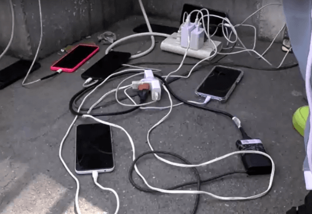 Venezuelanos recarregam celular nas ruas de Caracas | Reprodução/Reuters