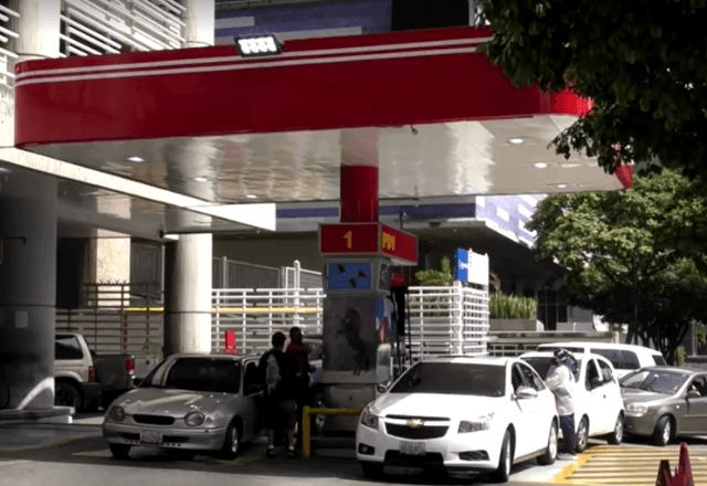 Fila para abastecer em posto em Caracas | Reprodução/Reuters