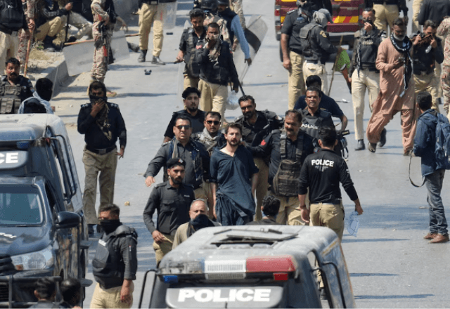Nove morrem em protestos no Paquistão após morte de Khamenei Nove morrem em protestos no Paquistão após morte de Khamenei