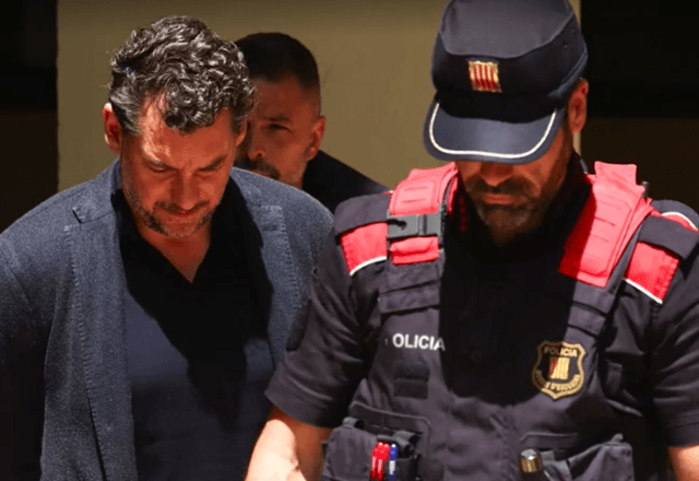 Jonathan Andik é detido pela polícia da Espanha, suspeito da morte do pai, dono da Mango | Reprodução/Reuters