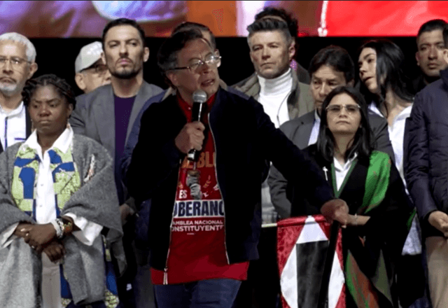 Petro discursa em Bogotá | Reprodução/Reuters