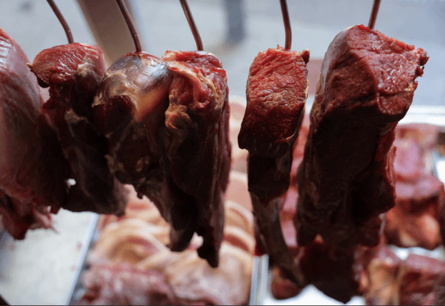 Pedaços de carne em açougue no Rio de Janeiro | Reuters/Ricardo Moraes