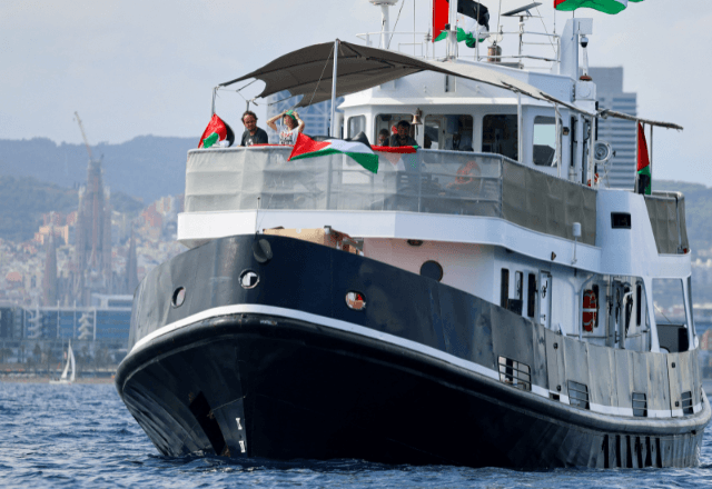 Barco de flotilha que tenta levar ajuda para Gaza é atacado; Thiago Ávila e Greta Thunberg estavam a bordo