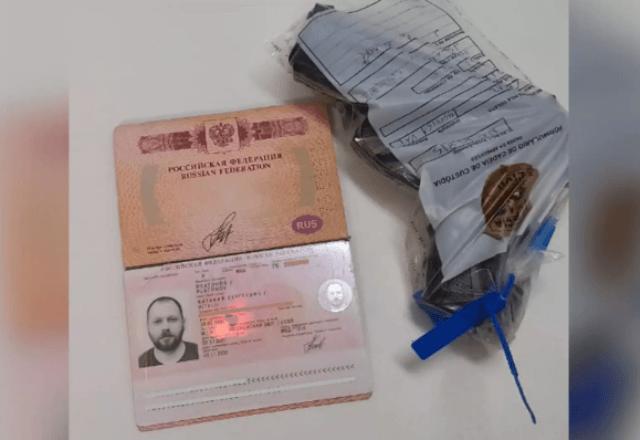 Documento e simulacro de arma foram apreendidos pela polícia | SCC SBT