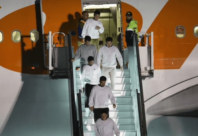 Migrantes venezuelanos deportados dos EUA chegam a aeroporto na Venezuela | AP 
