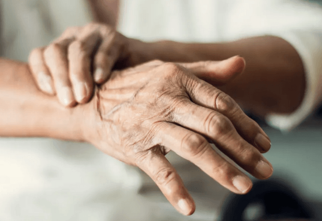 Tremor não é tudo: casos de Parkinson podem dobrar até 2050; saiba os sinais iniciais