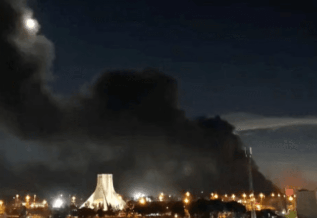 Fumaça sobe sobre a Praça Azadi após um ataque em Teerã, Irã | Reprodução/redes sociais